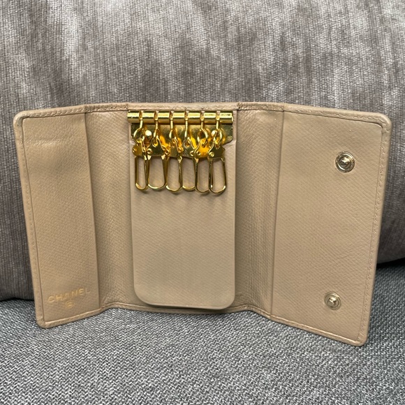 Gorgeous Chanel 6-Ring Keyholder in Excellent Condition! - Picture 12 of 12